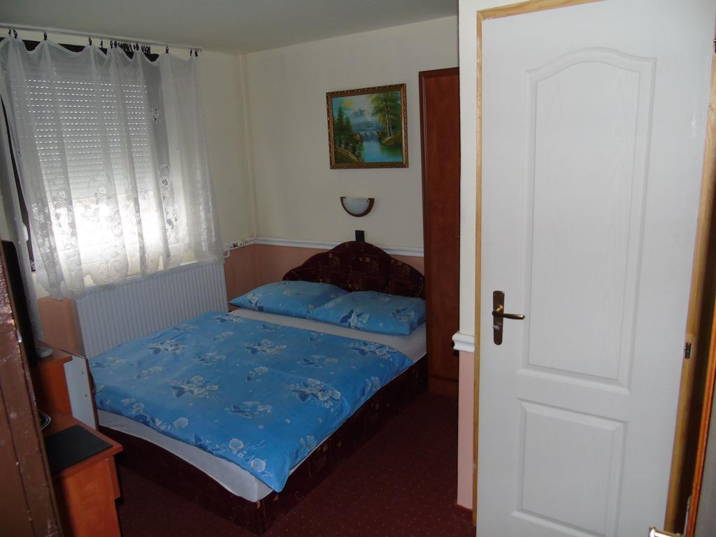 Fonix Panzio Hotel Pápa Eksteriør billede