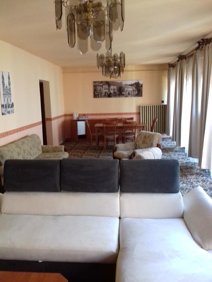 Fonix Panzio Hotel Pápa Eksteriør billede